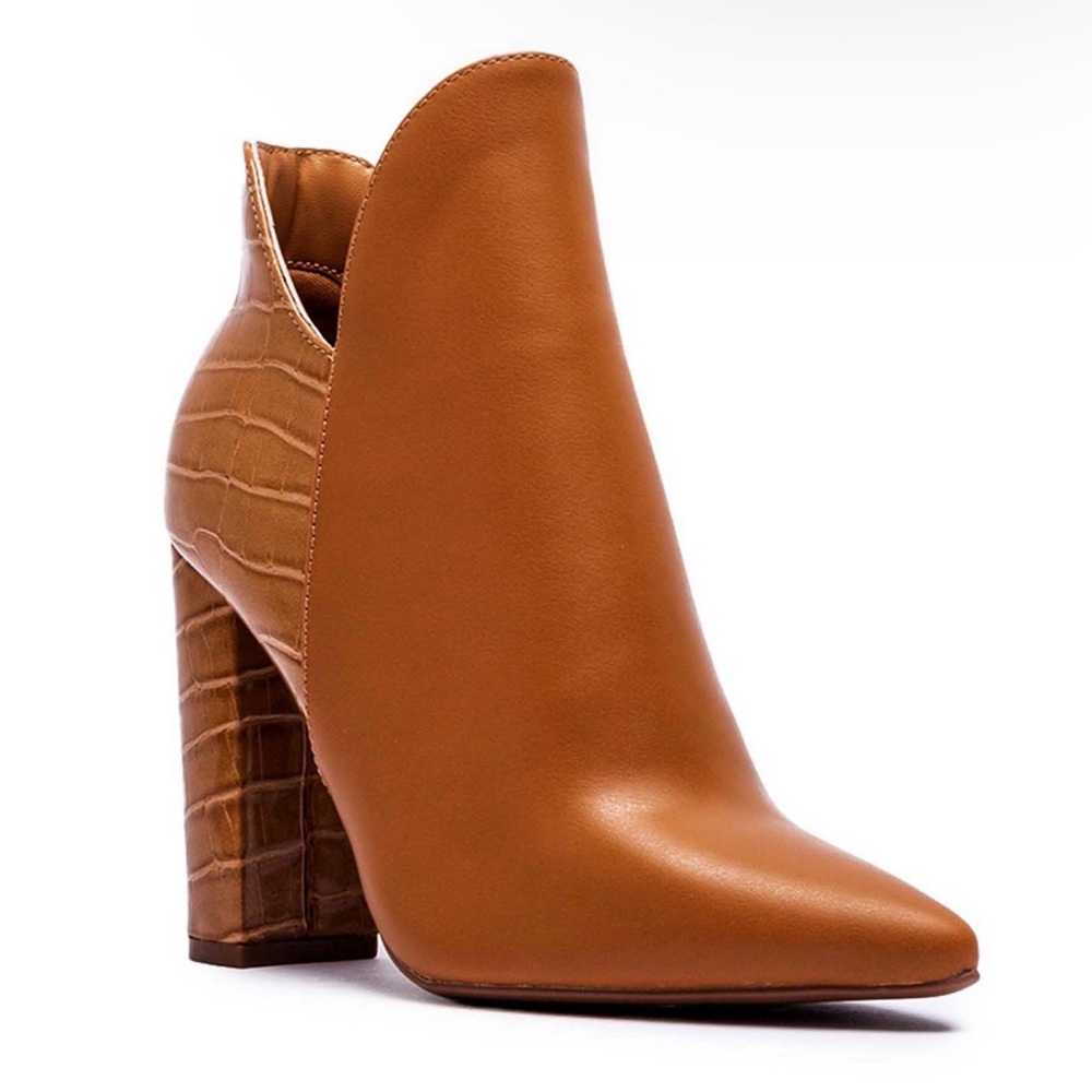 Stylish Caramel Boots with Chunky Heel and Pointed Toe